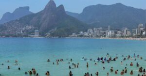Banhistas na Praia de Copacabana