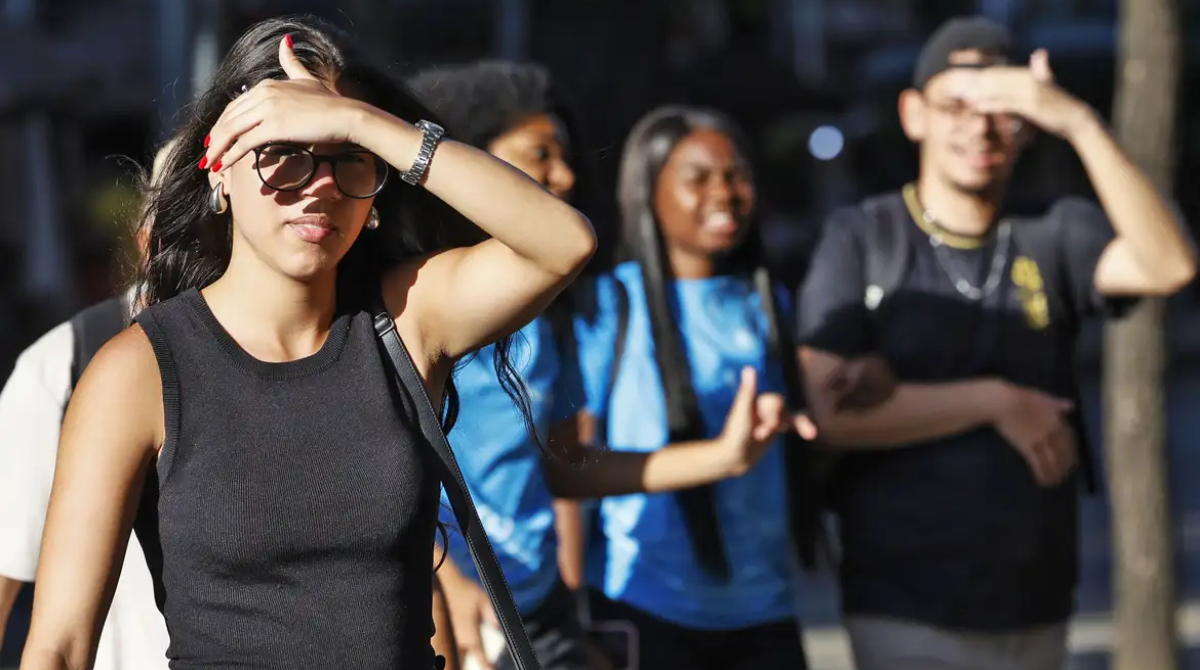 pessoas andando no sol quente