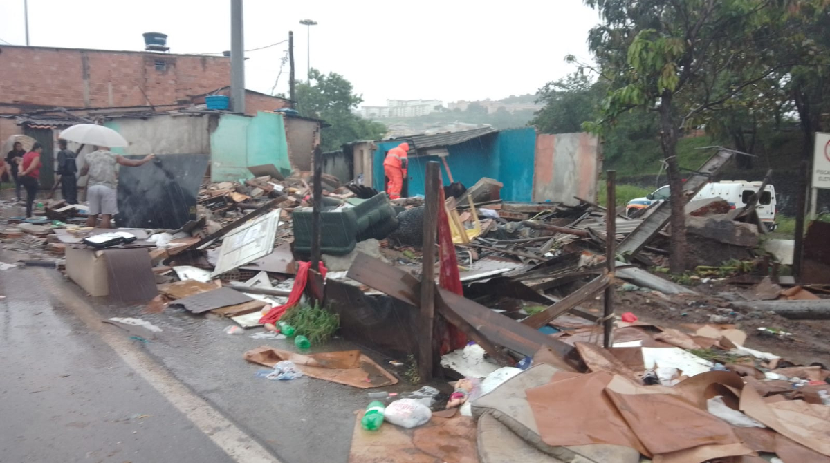 casas destruídas após serem atingidas por carreta no anel rodoviário