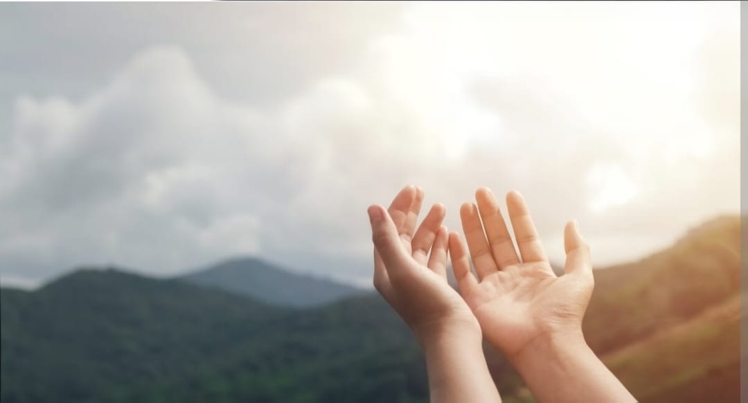 Mãos voltadas para o céu