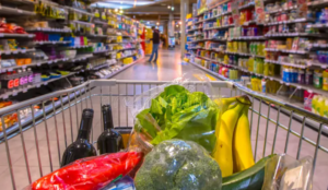 Um carrinho de supermercado cheio