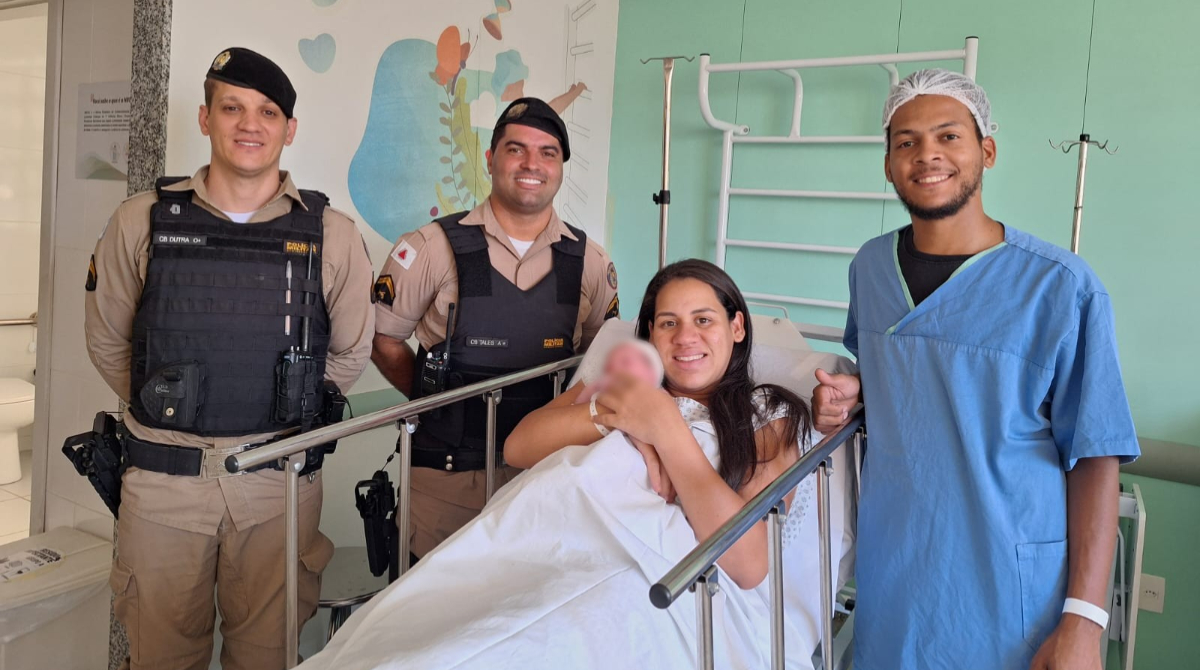 mãe e bebê no hospital