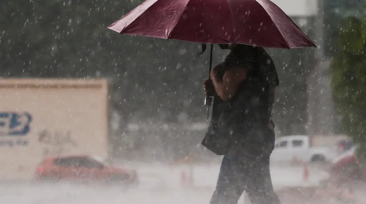 mulher andando com guarda-chuva