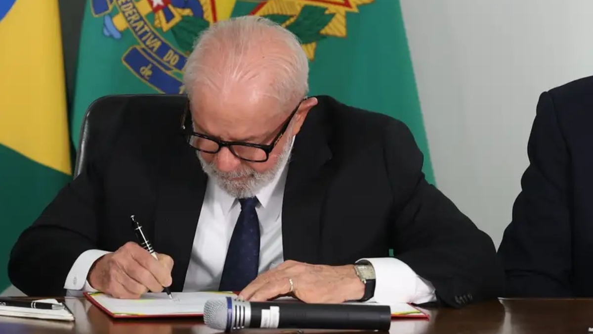 lula assinando
