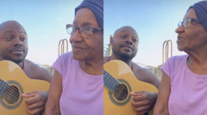 idosa cantando com o neto