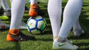 jogadores em gramado