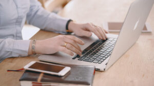 mulher mexendo no computador