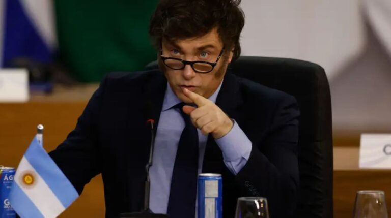 Milei critica Lula e diz ter esperança de que “amigo Flávio Bolsonaro” vença eleição