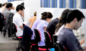 Alunos são vistos enfileirados, estudando