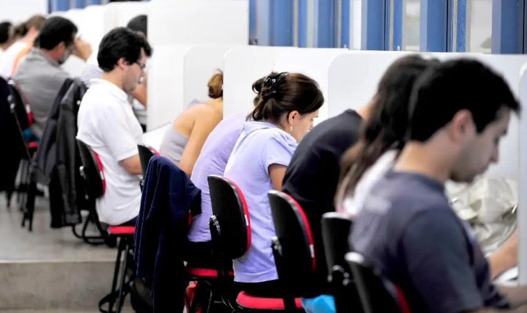 Alunos são vistos enfileirados, estudando