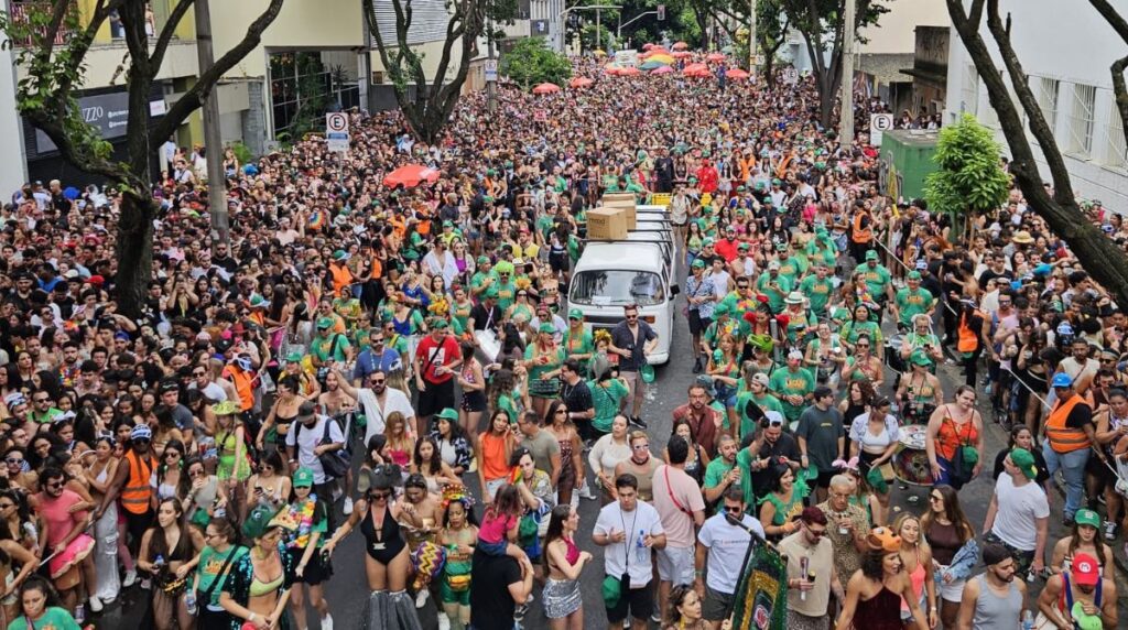 O Carnaval de Belo Horizonte contará com quase 500 desfiles no período de folia. (Foto: Gustavo Macedo/98)