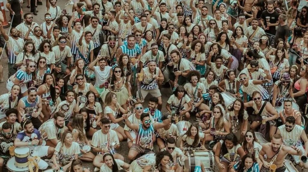 Mais de 70 blocos vão desfilar em Belo Horizonte no sábado, 7 de fevereiro. (Foto: Reprodução/Instagram/Cefet com Banana)