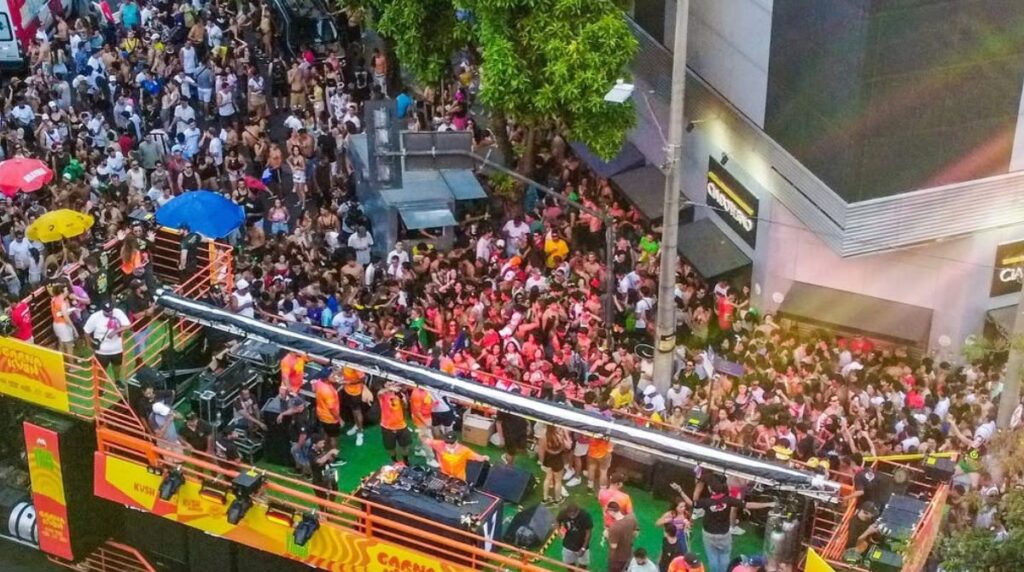 Mais de 40 blocos de Carnaval sairão às ruas em BH no domingo (08/02). (Foto: Reprodução/Instagram/CarnaKVSH)