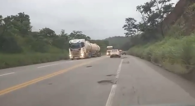 Buracos na BR-381, entre Belo Horizonte e Ravena