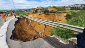 Deslizamento faz parte da MG-10 ceder em Vespasiano