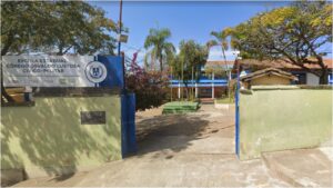 A fachada da Escola Estadual Cívico Militar Cônego Osvaldo Lustosa