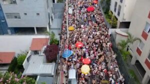 Mama na Vaca é um dos mais tradicionais blocos do pré-Carnaval de BH. (Foto: Reprodução/Rede 98)