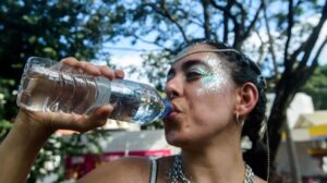 Excessos no Carnaval podem desregular hormônios, metabolismo e imunidade; saiba como curtir a folia com equilíbrio