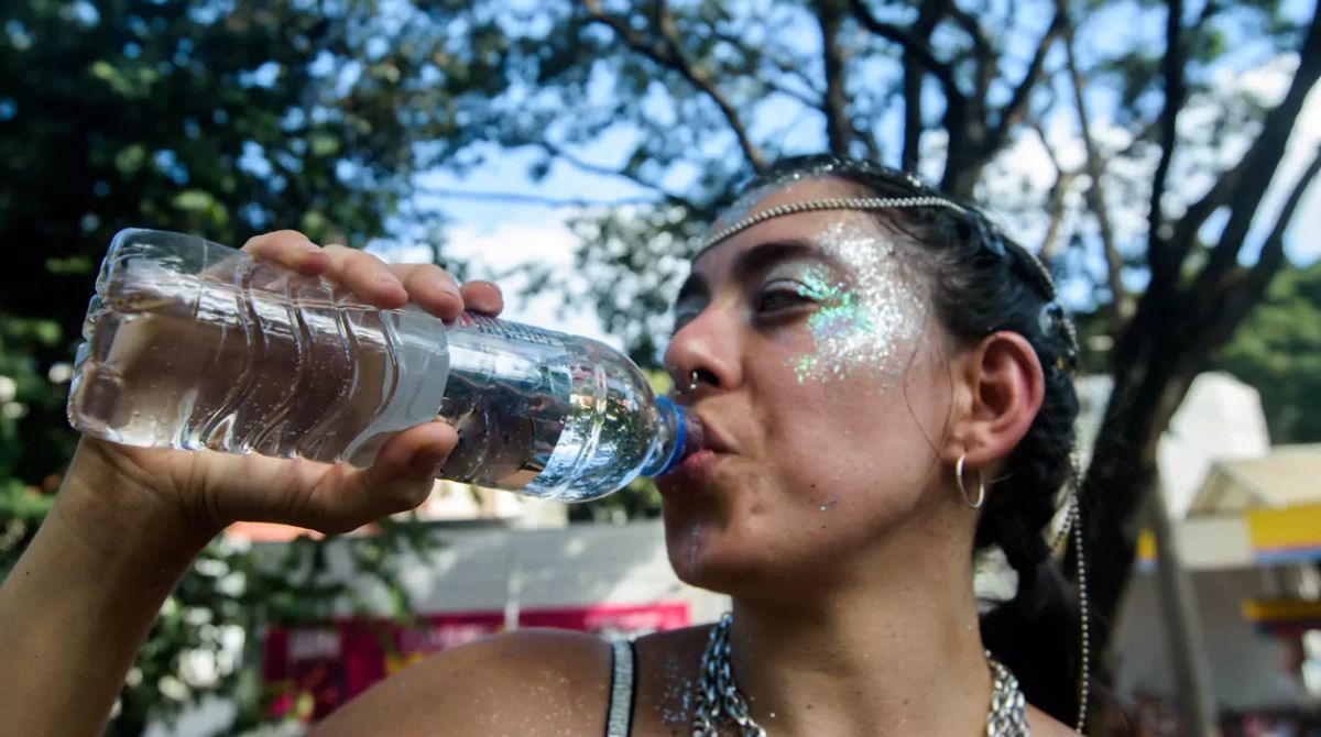 Excessos no Carnaval podem desregular hormônios, metabolismo e imunidade; saiba como curtir a folia com equilíbrio
