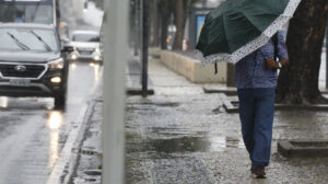 homem com guarda-chuva