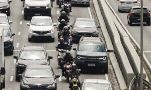 Motos em meio ao trânsito