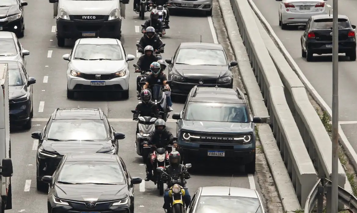 Motos em meio ao trânsito