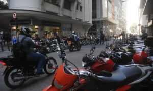 Motos circulando pela cidade