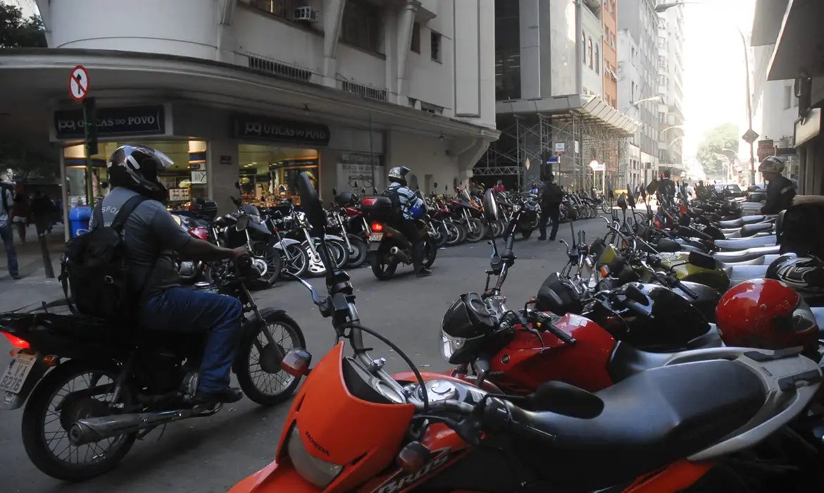 Motos circulando pela cidade