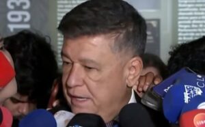 O Senador Carlos Viana, em coletiva em Brasília