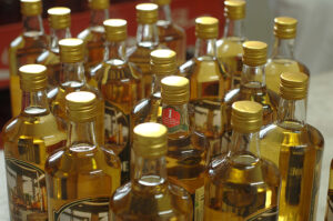 Foto ilustrativa de garrafas de cachaça vistas de cima