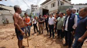 Zema visita cidades atingidas