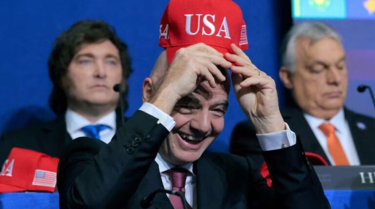 Dirigentes da Fifa discutiram Copa do Mundo nos Estados Unidos após ataque do país ao Irã, diz jornal britânico The Times. (Foto: Chip Somodevilla/AFP)