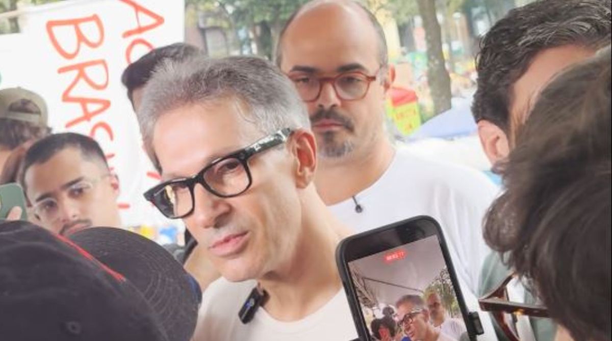 Zema participou da manifestação política da direita na Praça da Liberdade na manhã deste domingo (01/03). (Foto: Gustavo Macedo/98)