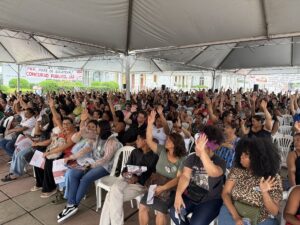 Assembleia de professores da rede municipal de educação