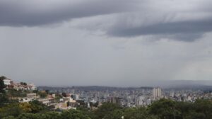 Chuvas em Minas Gerais: saiba como se proteger e os canais de ajuda