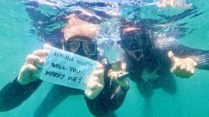 James Hetfield está noivo pela 2ª vez aos 62 anos de idade. (Foto: Reprodução/Instagram/addygillett)