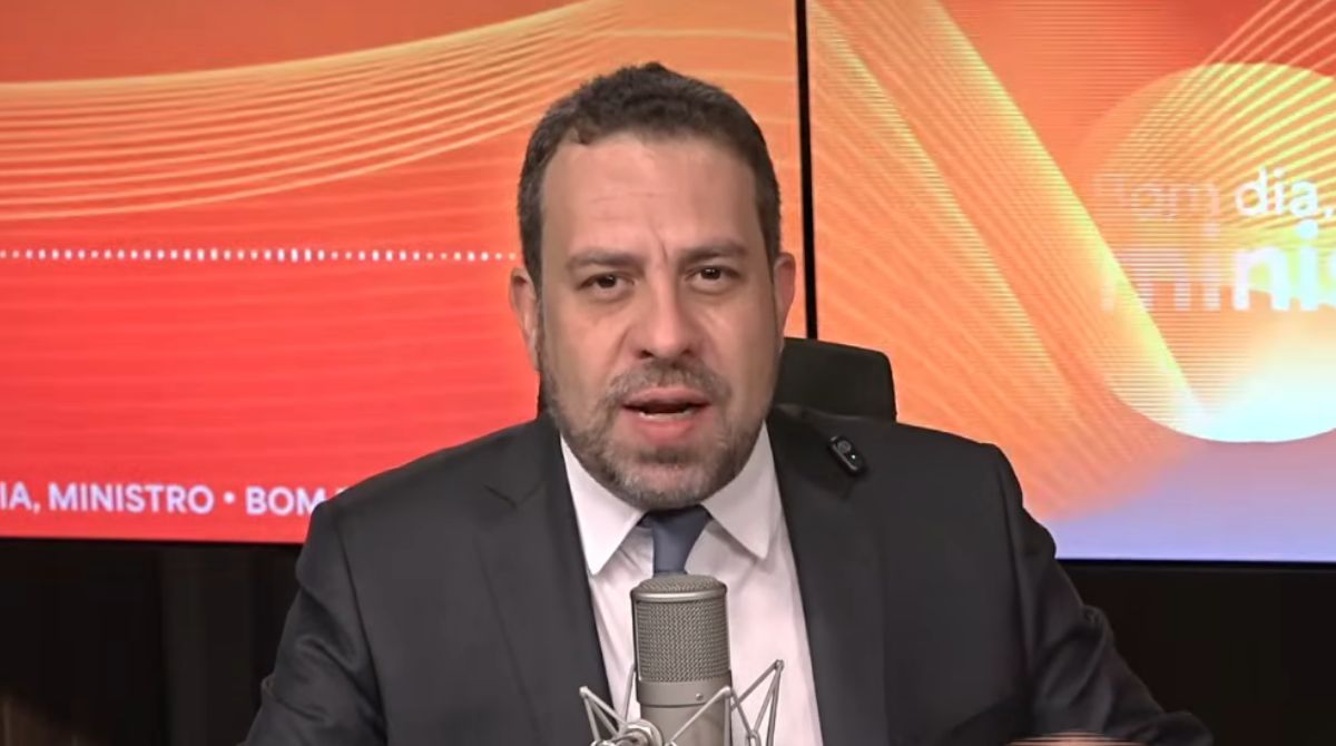 Boulos foi entrevistado no programa "Bom dia, Ministro", do governo federal, e afirmou que "defender a família brasileira é defender o fim da escala 6x1". (Foto: Reprodução/CanalGov/YouTube)