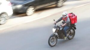 Empresas terão que custear seguro e oferecer base de descanso aos condutores de moto por aplicativo. (Foto: Marcello Casal Jr/Agência Brasil)