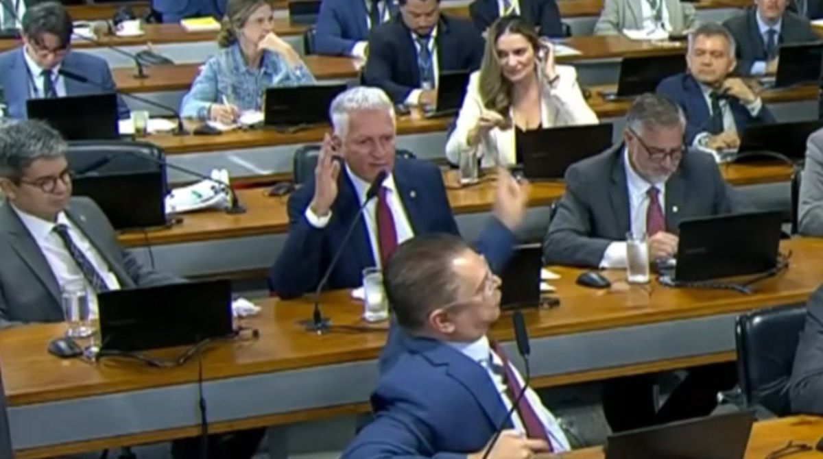 Sessão da CPMI do INSS terminou em bate-boca entre deputados por pedido de investigação contra igrejas. (Foto: Reprodução/TV Senado)