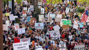 pessoas manifestando contra donald trump nos eua