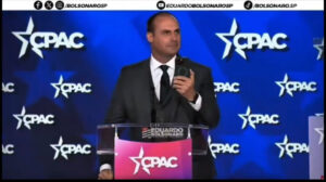 eduardo bolsonaro gravando conferência