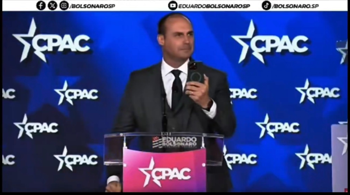 eduardo bolsonaro gravando conferência
