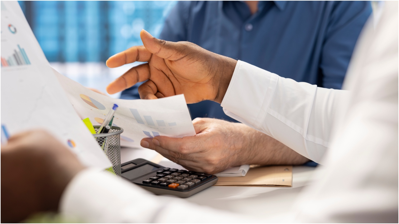 ITBI - mãos são vistas à frente de uma calculadora