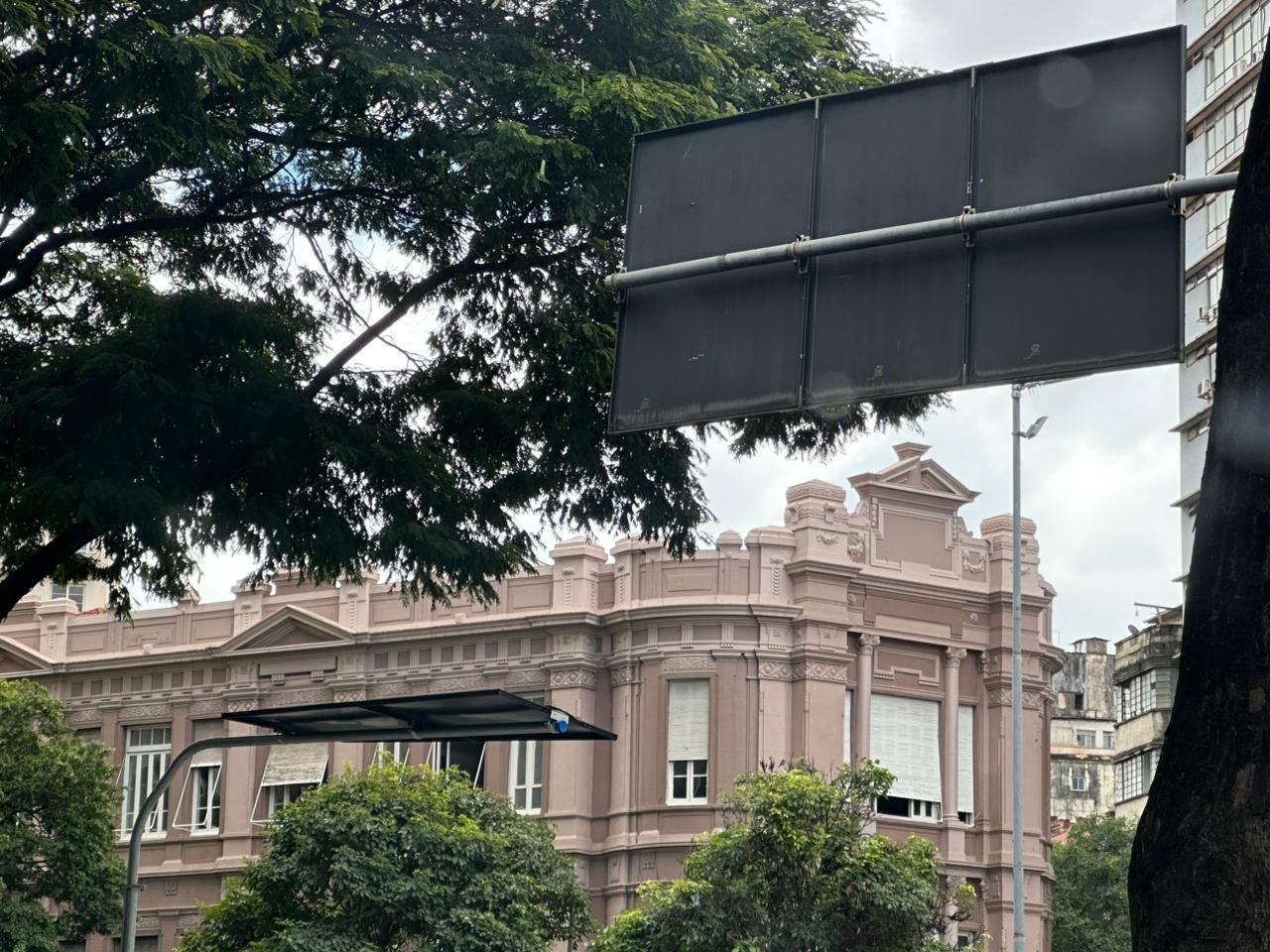 Placas de Belo Horizonte viradas para o céu