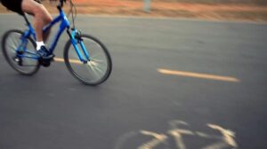 Ciclista atropelada em Oliveira-MG será indenizada por empresa de ônibus, conforme determinação do TJMG. (Foto: Marcello Casal Jr/Agência Brasil)