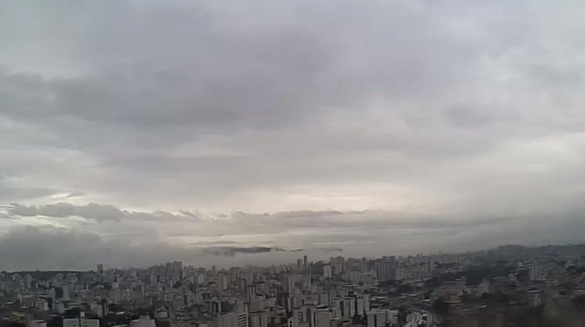 céu parcialmente nublado em belo horizonte