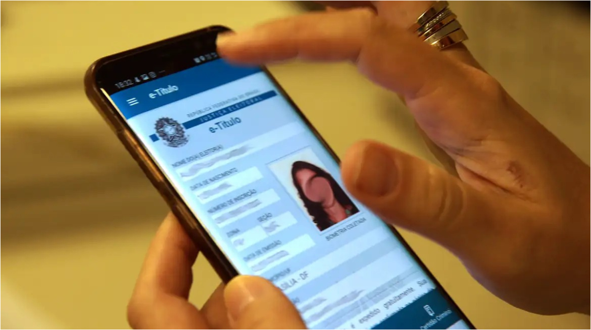 pessoa mexendo no e-título