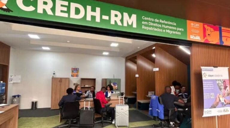 Aeroporto de BH recebeu, nesta sexta-feira (17/4), 146 imigrantes do Haiti para reunificação familiar(Foto: Divulgação/MDHC)