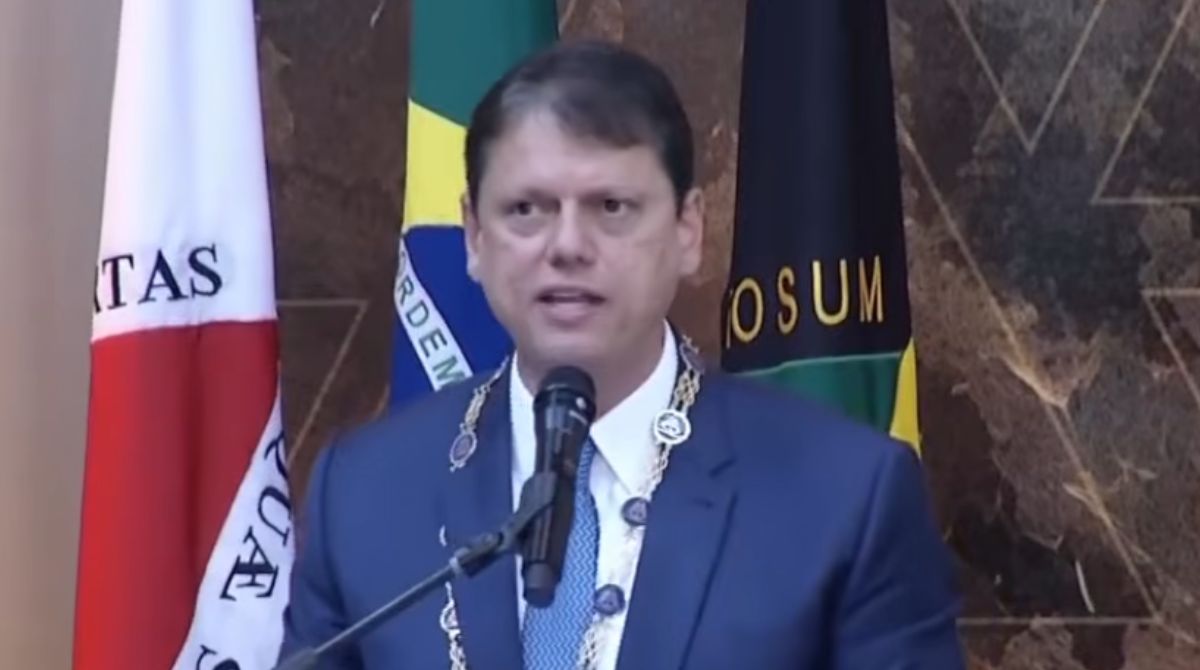 O governador de SP, Tarcísio de Freitas, recebeu a Medalha da Inconfidência, em Ouro Preto, nesta terça-feira (21/4). (Foto: Reprodução/YouTube/Agências Minas)