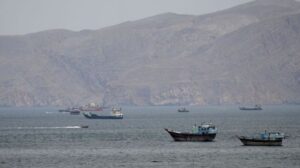 Guarda Revolucionária do Irã detém navios em via estratégica de petróleo e clima de guerra segue tenso na região. (Foto: Reprodução/X/PoliticosFatos)